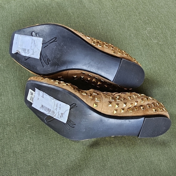 Donald J. Pliner Tan Flats with Gold Studs 6.5/7 - Picture 3 of 10